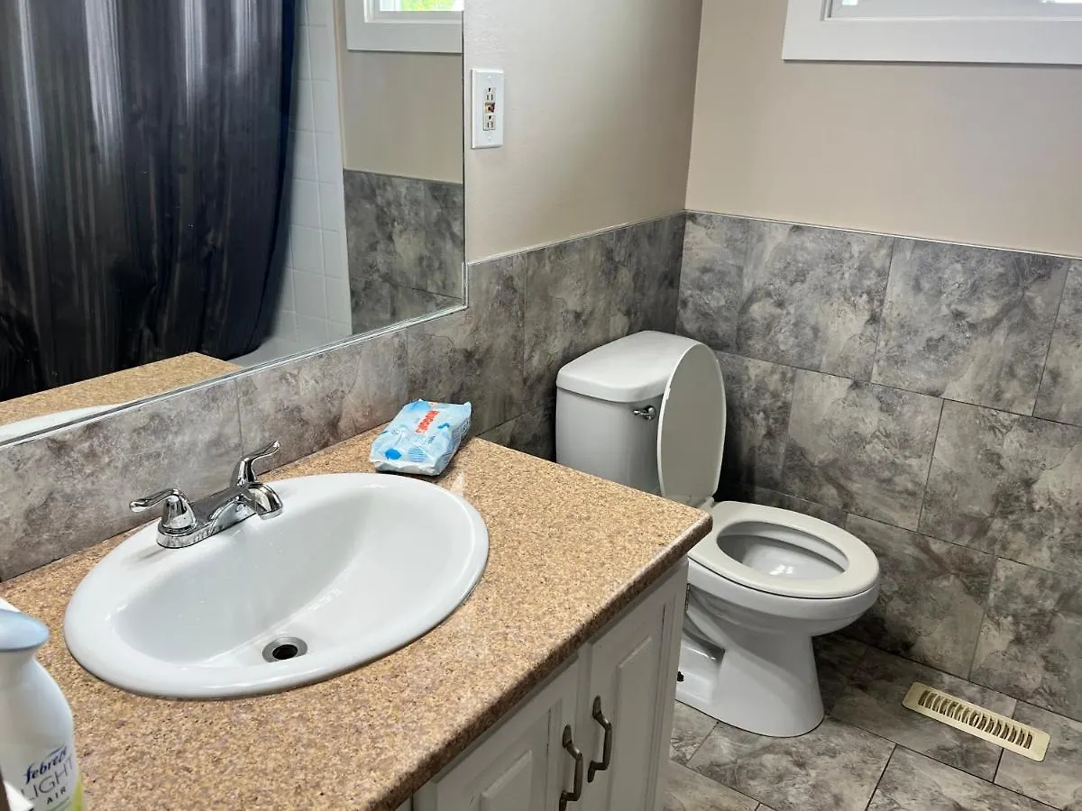 Room In Edmonton*Wifi*Netflix*Tv*Parking Homestay szállás